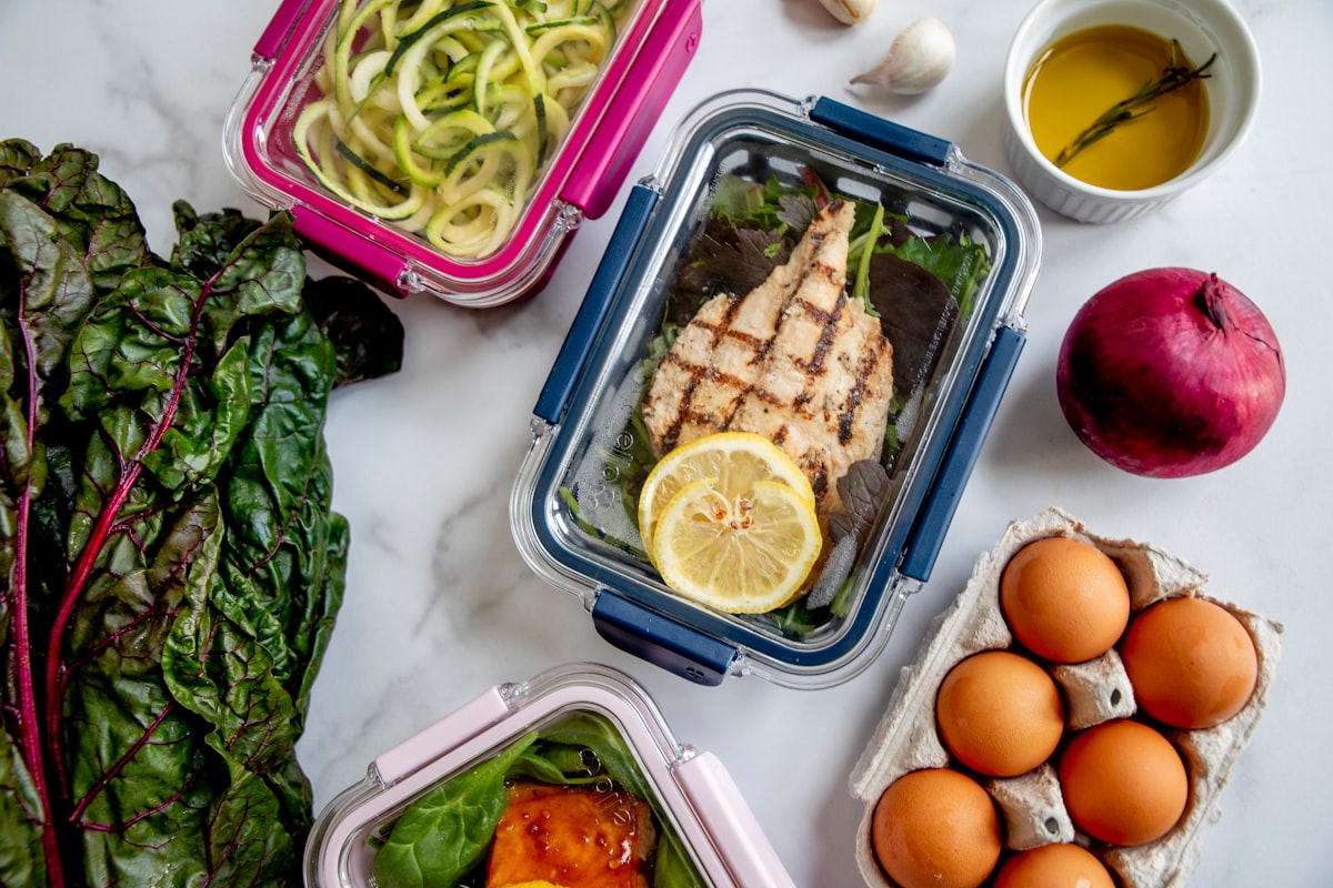 Nutrizionista esperto che spiega i principi dell'alimentazione consapevole e della nutrizione equilibrata